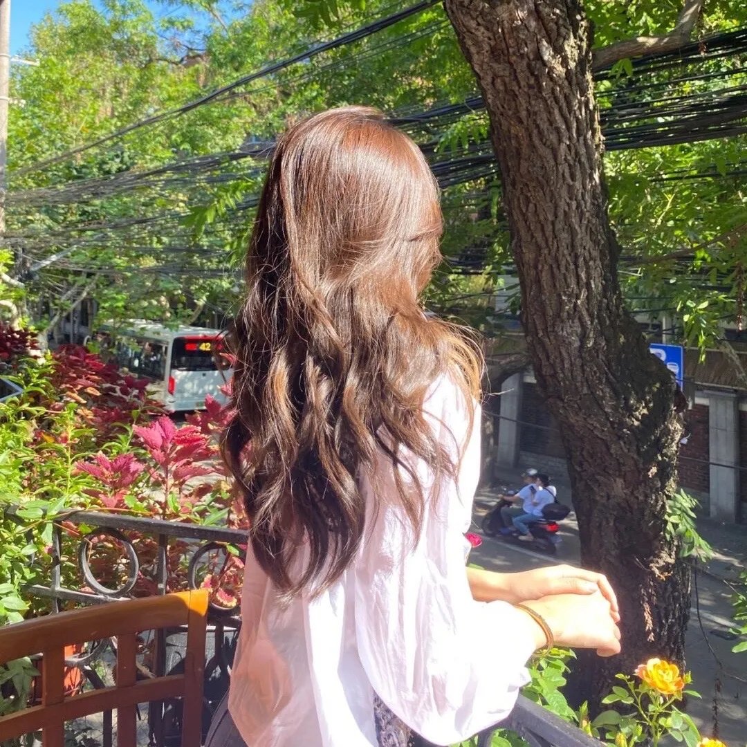 花落水流红